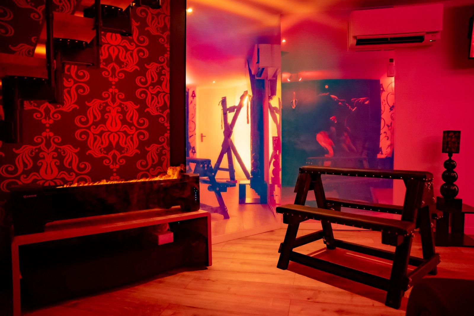Banc sexuel love room Paris — mobilier érotique Suite Kinky