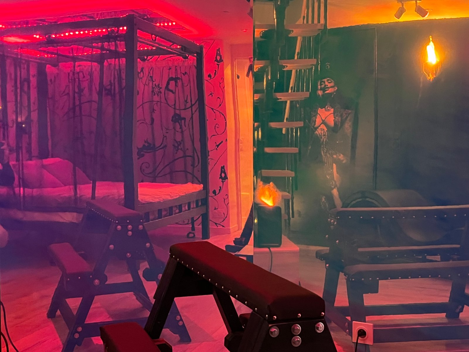 Suite Kinky BDSM Paris — espace complet avec croix de Saint-André, lit BDSM et sofa tantrique