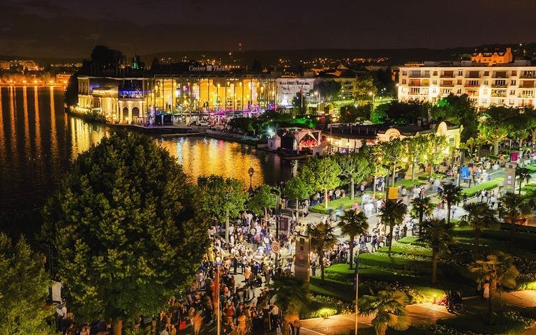 Jetée du lac d'Enghien en soirée — cadre romantique à 5 min de nos suites