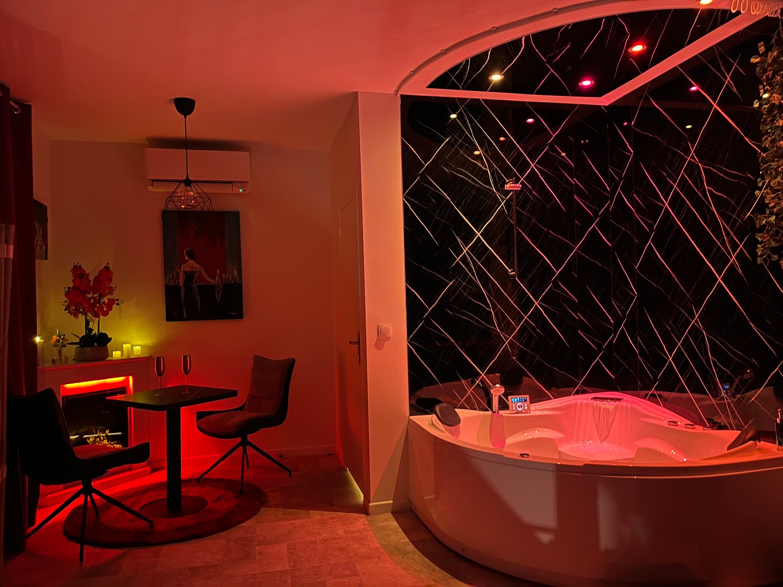 La Suite Kinky — balnéo en marbre noir et ambiance cabaret